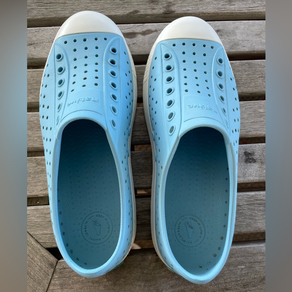 Native Jefferson girls slip on shoes. Sz.4. Excellent condition. Bundle & Save!